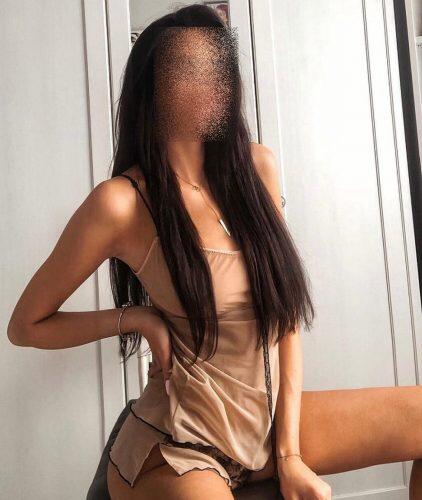 Çekici oral yapan escort Emel